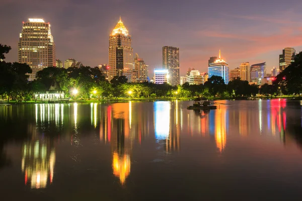 Бізнес району міський пейзаж з парку з сутінкового час від Лумпіні парку, Бангкок, Таїланд — стокове фото