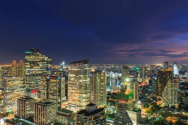 Bangkok Cityscape, distrito de negócios com edifício alto ao entardecer (Bangkok, Tailândia ) — Fotografia de Stock