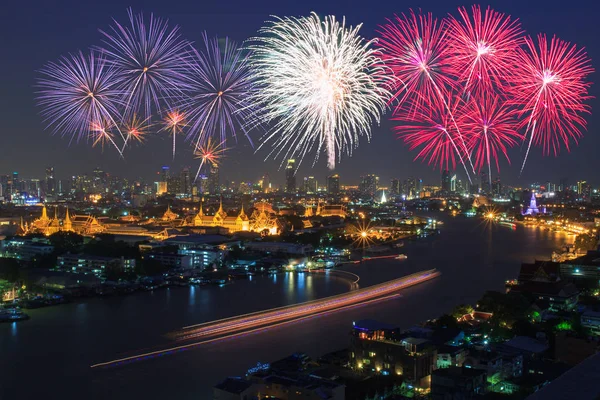 Gran palacio y la ciudad de Bangkok con fuegos artificiales de colores, Tailandia — Foto de Stock