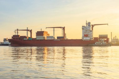 Konteyner kargo yük gemisi çalışma vinç köprü Tersanesi gündoğumu anda yükleme için lojistik ithalat ile ihracat ve petrol rafinerisi Fabrika arka plan