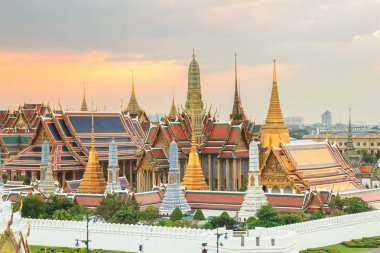 Emerald Buddha Tapınağı alacakaranlıkta güzellik. Altın ışık yakalamak tapınağın süre ve. Bu, önemli bir Budist tapınağı Tayland ve ünlü turistik varış noktası değil.