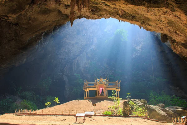 Rayo de sol de la mañana en el pabellón budista dorado en la cueva salvaje, Sam Roi Yot, Tailandia —  Fotos de Stock