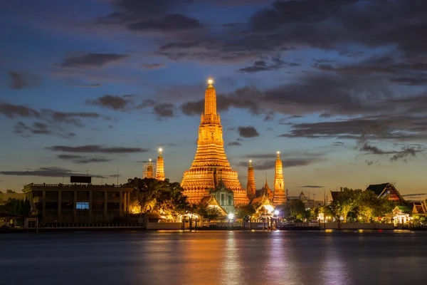 Wat Arun Lugares religiosos budistas em tempo crepúsculo, Bangkok, Tailândia — Fotografia de Stock