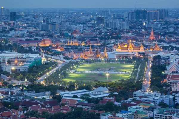 Grand Palace y Wat Phra Kaew en el crepúsculo en Bangkok, Tailandia — Foto de Stock