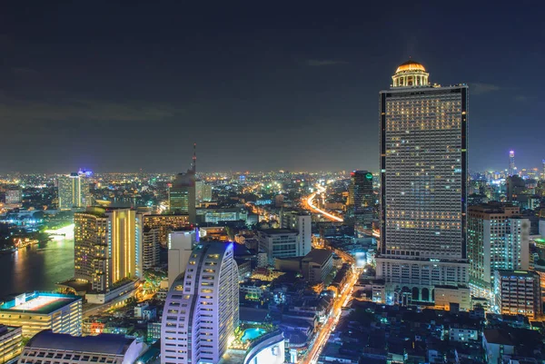 Moderno edificio sul lungofiume in scena crepuscolare a Bangkok, Thailandia — Foto Stock