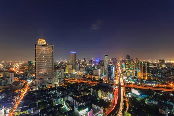 Edifício moderno à beira-rio em cena crepúsculo em Bangkok, Tailândia — Fotografia de Stock