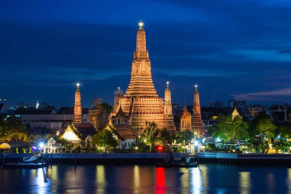 Wat Arun lugares religiosos budistas en el crepúsculo, Bangkok, Tailandia — Foto de Stock
