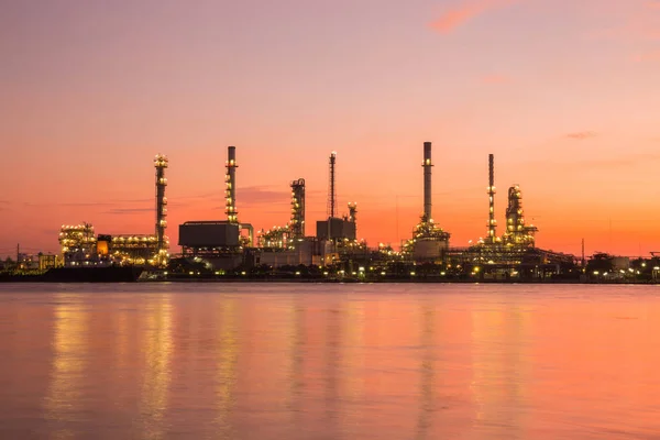 Refinería de petróleo a lo largo del río al atardecer (Bangkok, Tailandia ) —  Fotos de Stock