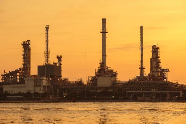 Fábrica de refinería de petróleo en silueta y cielo del amanecer — Foto de Stock