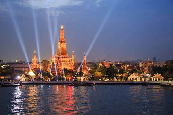 Wat Arun y espectáculo de rayos láser bajo la celebración del año nuevo en Bangkok, Tailandia — Foto de Stock