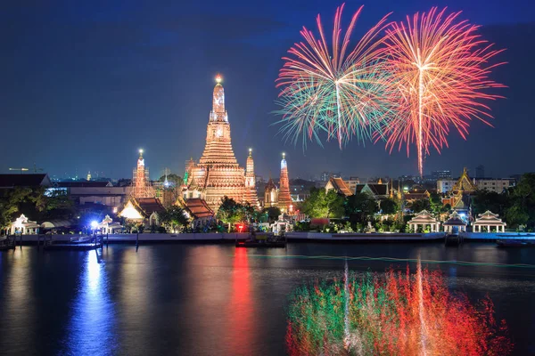 Wat arun bajo el tiempo de celebración de año nuevo, Tailandia — Foto de Stock