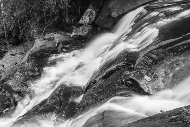 Weir üzerinde nehir siyah ve beyaz