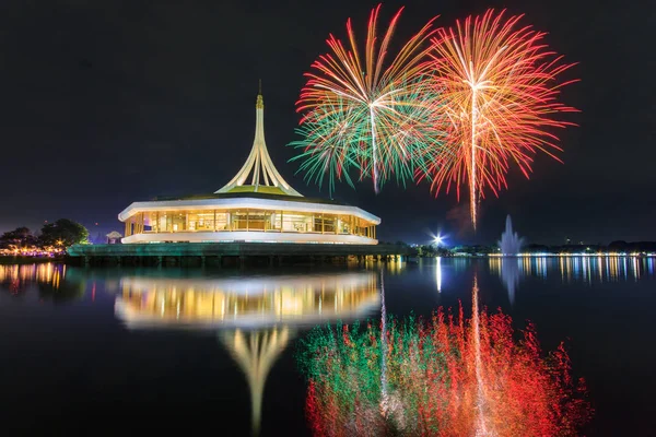 Monumento en el parque público Suan Luang Rama 9 con fuegos artificiales de colores, Tailandia — Foto de Stock