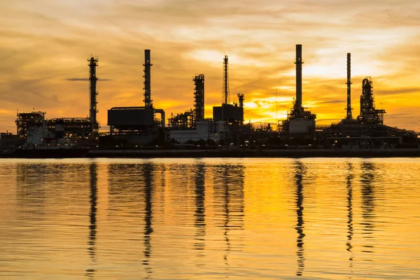 Fábrica de refinería de petróleo en silueta y cielo del amanecer —  Fotos de Stock