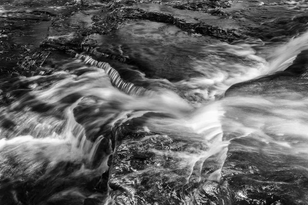 Weir no rio preto e branco — Fotografia de Stock