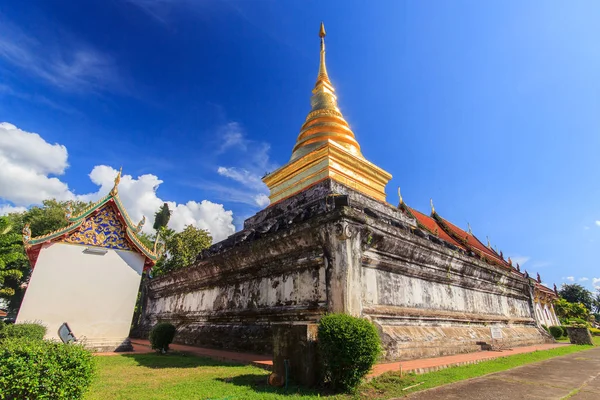 Arany Pagoda Nan tartományban. Észak-Thaiföld. — Stock Fotó