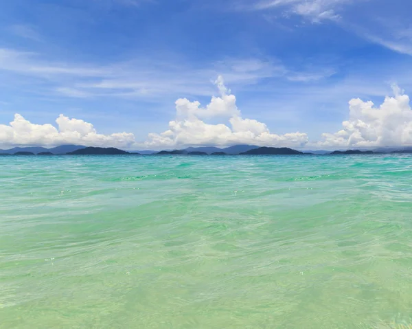 Océano de agua y fondo cielo azul. Textura de aqua ondulada azul claro — Foto de Stock