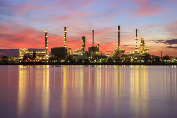 Fábrica de refinería de petróleo en silueta y cielo del amanecer —  Fotos de Stock