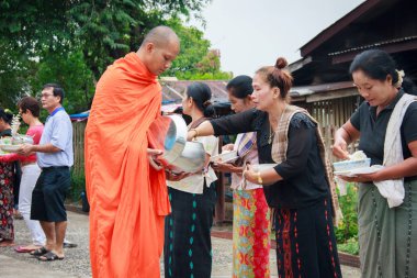 Sangkla Buri, Kanchanaburi, Tayland - 26 Ekim: Budist rahipler Budist oruç gün sonu için insanlardan sunan yiyecek verilir. üzerinde 26 Ekim 2013 yılında Sangkla Buri, Kanchanaburi, T hailand.