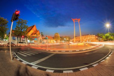 Dev salıncak Buddha Tapınağı, balık gözü lens (Bangkok, Tayland zamanla Twilight ile)