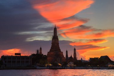 WAT arun twilight saat ve fantastik gökyüzü, Bangkok, Tayland