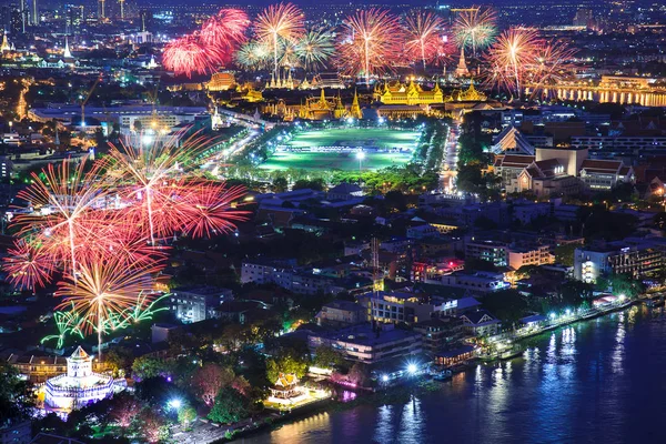 Gran palacio y la ciudad de Bangkok con fuegos artificiales de colores, Tailandia — Foto de Stock