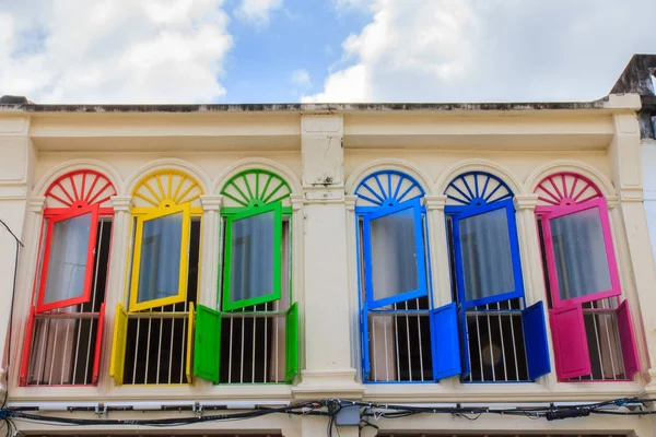 Architecture unique dans les maisons colorées sur les rues escarpées de Phuket — Photo