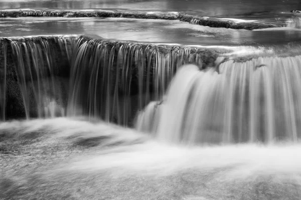 Weir no rio preto e branco — Fotografia de Stock