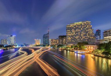 Güzel bir gece şehir bangkok Nehri üzerinde hız ışık ile