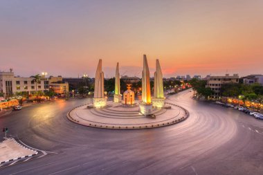 Şu anda demokrasi Anıtı, twilight saat (Bangkok, Tayland yollarda araba değil)