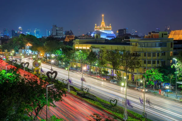 Wat Saket Ratcha Wora Maha Wihan y Ratchadamnoen Klang Road por la noche . — Foto de Stock