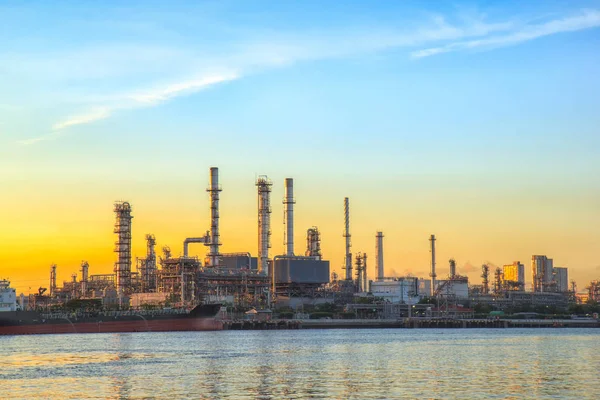 Refinería de petróleo a lo largo del río al atardecer (Bangkok, Tailandia ) —  Fotos de Stock