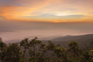 Phu Kradueng ulusal parkında Gündoğumu: Loei il Tayland