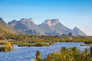 Tahta köprü günbatımı zamanında lotus gölde Khao Sam ROI Yot Milli Parkı, Tayland