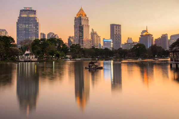 Під час заходу сонця skyline від Лумпіні парку в Бангкоку, Таїланд, редагувати теплі тони — стокове фото