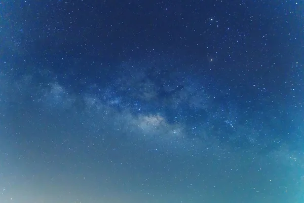 Vintergatans galax med stjärnor och rymdstoft i universum — Stockfoto