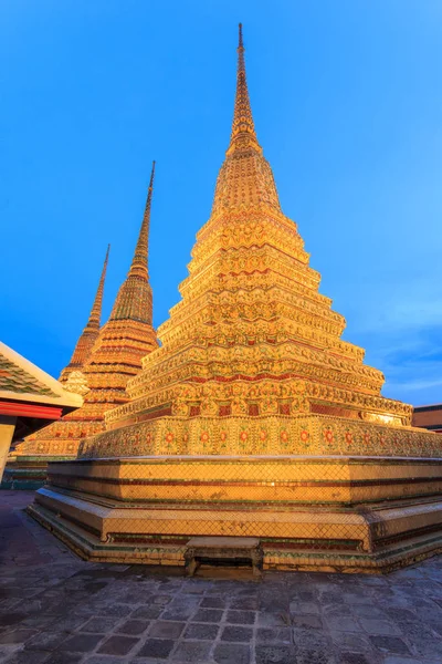 Wat Pho, Bangkok, Thajsko. Také známý jako Wat Phra Chetuphon, "Wat" znamená chrám v thajštině. Chrám je jedním z nejznámějších turistických míst v Bangkoku. Chrám má kořeny sahající do 1788. — Stock fotografie