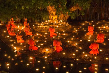 Chiang Mai, Tayland - 11 Temmuz: Tanımlanamayan keşişler buddha heykeli Phan Tao Tapınağı'nda çok fener arasında etrafında Asalha Puja günde 11 Temmuz 2014 Chiang Mai, Tayland üzerinde meditasyon Tay.