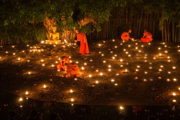 Chiang mai, thailand - 11. Juli: Unbekannte thailändische Mönche meditieren am 11. Juli 2014 in chiang mai, thailand um die Buddha-Statue zwischen vielen Laternen am Phan Tao Tempel in asalha puja. — Stockfoto