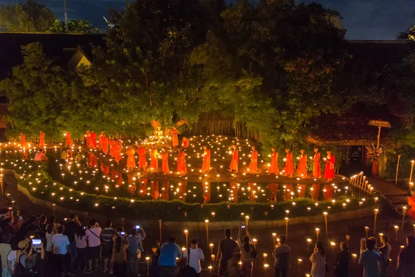 泰国清迈-7 月 11 日︰ 不明泰国僧人打坐之间许多灯笼藩陶寺佛像周围 Asalha Puja 天在 2014 年 7 月 11 日在泰国清迈. — 图库照片