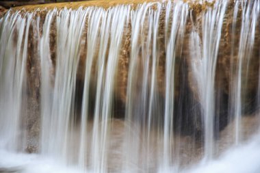 Şelale ve yeşil akışı Tayland ormandaki