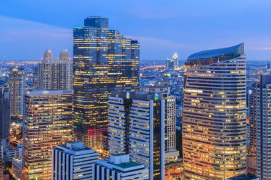 Bangkok cityscape, iş bölgesi ile yüksek bina alacakaranlıkta (bangkok, Tayland)