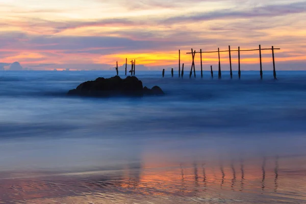 Ponte di legno rotto e onde che si infrangono in mare durante il tramonto, Phangnga, Thailandia — Foto Stock