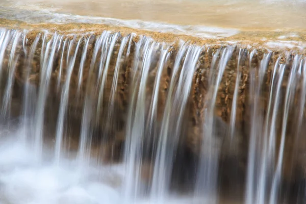 フォレストのタイの滝と緑のストリーム — ストック写真