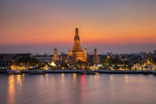 Wat Arun Lugares religiosos budistas em tempo crepúsculo, Bangkok, Tailândia — Fotografia de Stock