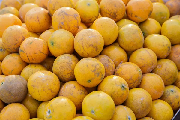 Espécies de madressilva de laranja, pilha no mercado para venda . — Fotografia de Stock