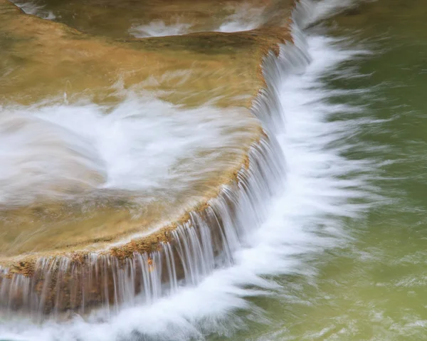 Vodopád a green stream v lese Thajsko — Stock fotografie