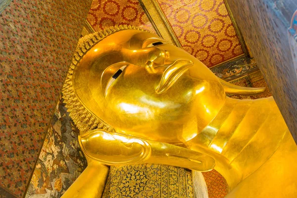 Közelről fekvő Buddha arany szobor, Wat Pho, Bangkok, Thaiföld — Stock Fotó