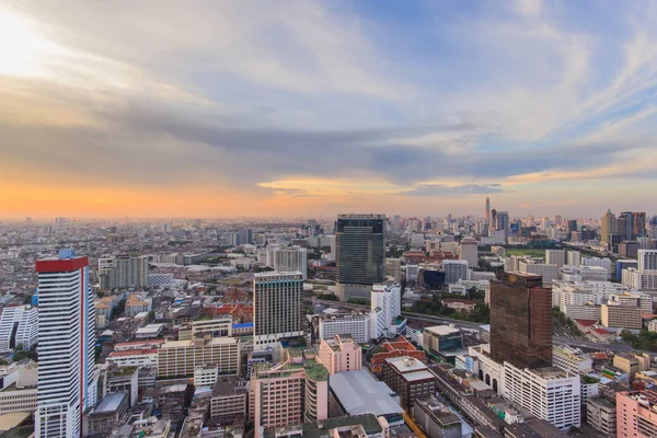 Bangkok panoramę miasta, dzielnicy biznesowej z wysokiego budynku w czasie zachodu słońca (Bangkok, Tajlandia) — Zdjęcie stockowe