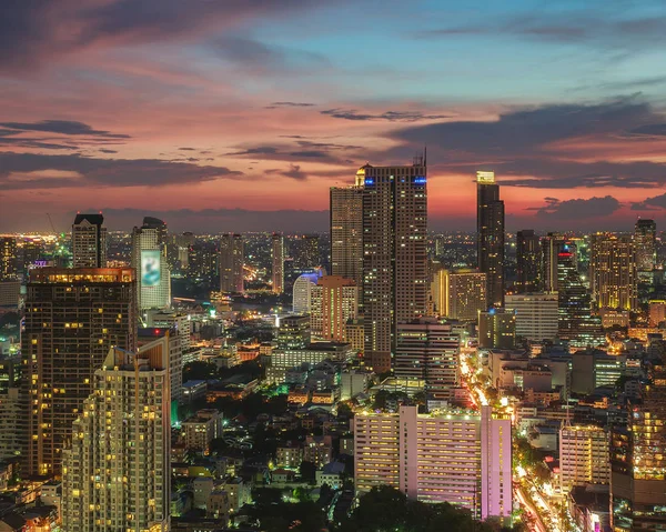 Bangkok panoramę miasta, dzielnicy biznesowej z wysokiego budynku o zmierzchu (bangkok, Tajlandia) — Zdjęcie stockowe